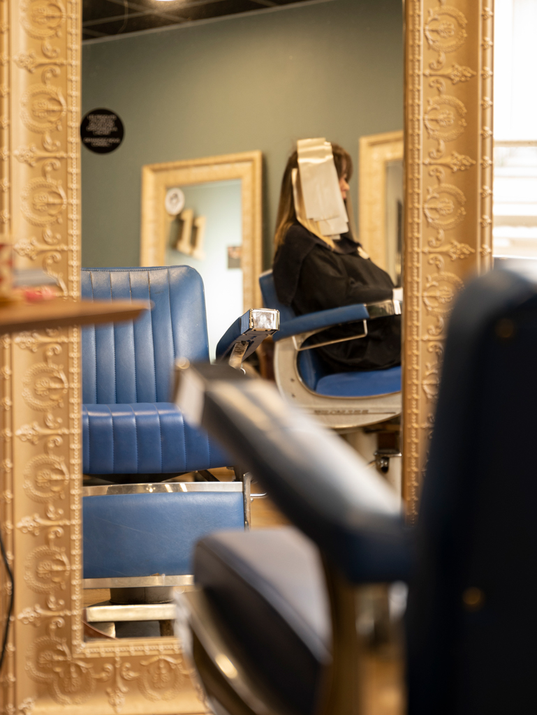 Fauteuil barbier coiffure devant un miroir